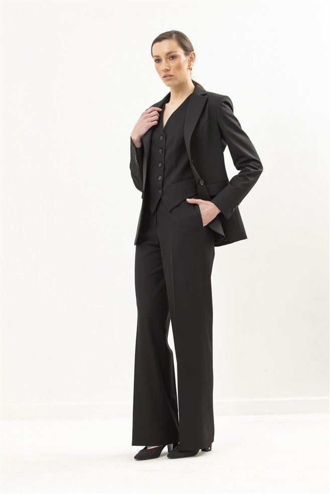 Single Breasted Blazer Featuring 1 Button and a Notch Lapel